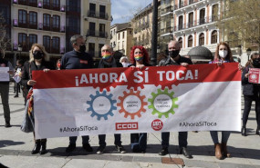 ep archivo   unai sordo y pepe alvarez arropan a paco de la rosa y olga arribas en una nueva