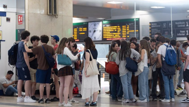 ep archivo   varias personas en la estacion de chamartin a 19 de junio de 2024 en madrid espana