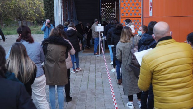 ep archivo   varias personas hacen cola para presentarse a examenes para acceder a distintos cuerpos