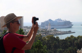 ep archivo   varios turistas pasean por la calles de malaga