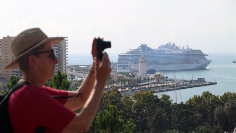 ep archivo   varios turistas pasean por la calles de malaga
