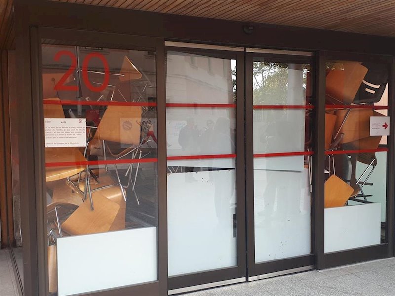 ep bloqueados los accesos de la upf en el inicio de la huelga universitaria indefinida ep bloqueados los accesos de la upf en el inicio de la huelga universitaria indefinida