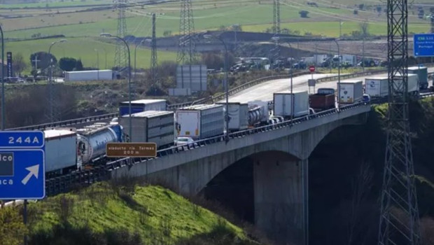 ep camiones parados en una carretera