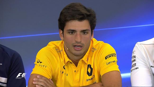 Carlos Sainz posa con su nueva equipación de Renault | FORMULA 1 ep carlos sainz posasu nueva equipacionrenault