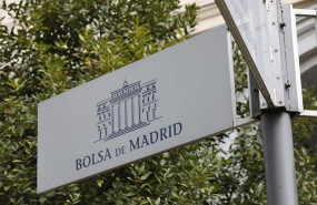 ep cartel colocado en las inmediaciones del edificio de la bolsa de madrid en madrid espana