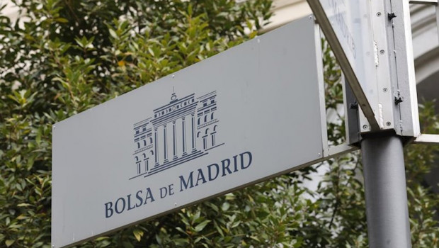 ep cartel colocado en las inmediaciones del edificio de la bolsa de madrid en madrid espana