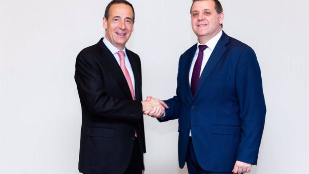 ep el consejero delegado de caixabank gonzalo gortazar el presidente de correos juan manuel serrano