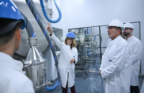 ep el conseller de empresa y trabajo de la generalitat miquel smper en las instalaciones de agc