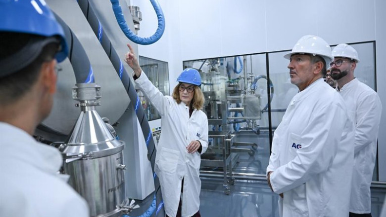 ep el conseller de empresa y trabajo de la generalitat miquel smper en las instalaciones de agc