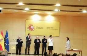 ep el ministro de universidades manuel castells a la izquierda de la imagen durante la toma de