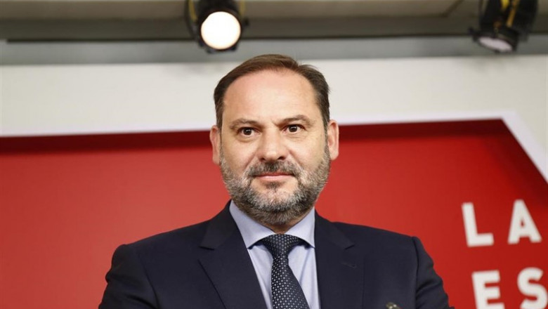 El minsitro de Fomento en funciones, José Luis Ábalos. | Óscar J.Barroso - Europa Press ep el minsitro de fomento en funciones jose luis abalos durante la rueda de prensa tras la reunion