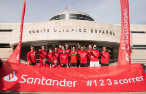 ep el triatleta javier gomez noya en la sede del coe junto a corredores de la prensa especializada