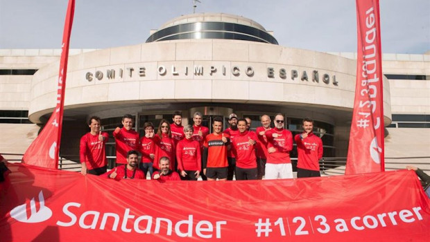 ep el triatleta javier gomez noya en la sede del coe junto a corredores de la prensa especializada
