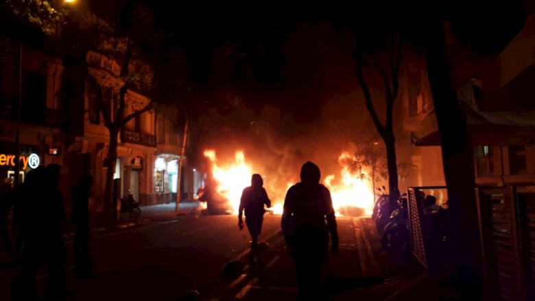 Hogueras en el centro de Barcelona por los disturbios contra la sentencia del proceso independentista | EUROPA PRESS ep hogueras en el centro de barcelona durante disturbios de los cdr contra la sentencia del proceso