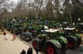 ep imagen de una tractorada y concentracion de agricultores en la plaza de espana de sevilla