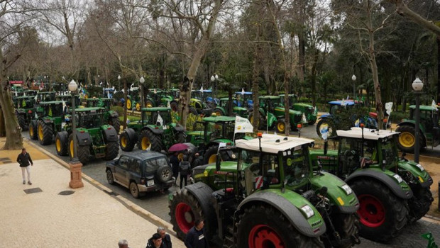 ep imagen de una tractorada y concentracion de agricultores en la plaza de espana de sevilla