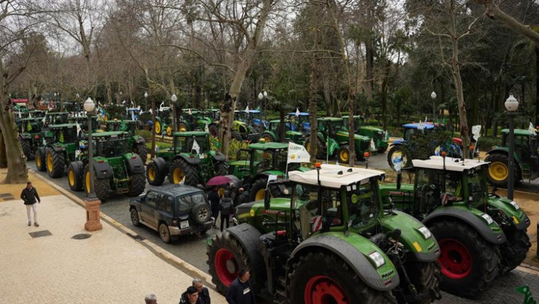 ep imagen de una tractorada y concentracion de agricultores en la plaza de espana de sevilla ep imagen de una tractorada y concentracion de agricultores en la plaza de espana de sevilla
