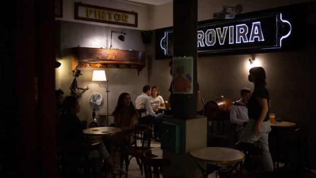 ep interior de un bar en una calle centrica de barcelona