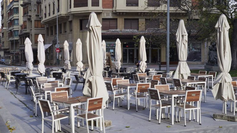 La terraza de un bar durante el primer día de la desescalada de la segunda ola del coronavirus en una calle de Pamplona. | Eduardo Sanz - Europa Press ep la terraza de un bar durante el primer dia de la desescalada de la segunda ola del coronavirus en