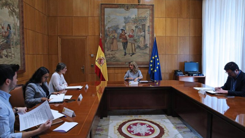 La vicepresidenta segunda y ministra de Trabajo y Economía Social, Yolanda Díaz, en la reunión que ha mantenido con los jóvenes en el marco de la elaboración del `estatuto del Becario`. | MINISTERIO DE TRABAJO Y ECONOMÍA SOCIAL ep la vicepresidenta segunda y ministra de trabajo y economia social yolanda diaz en la reunion que