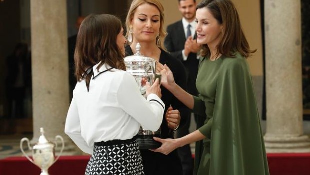 ep lydia valentin recibepremiola reina letizia