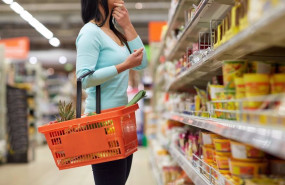 ep mujer haciendo la compra en un supermercado