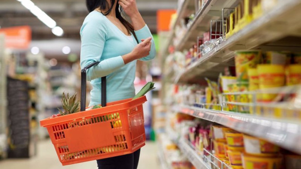 ep mujer haciendo la compra en un supermercado