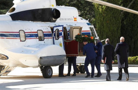 ep operarios introducen en el helicoptero del ejercito del aire el feretro con los restos mortales