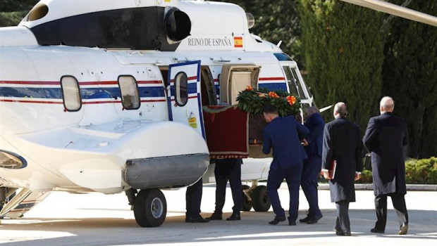 ep operarios introducen en el helicoptero del ejercito del aire el feretro con los restos mortales