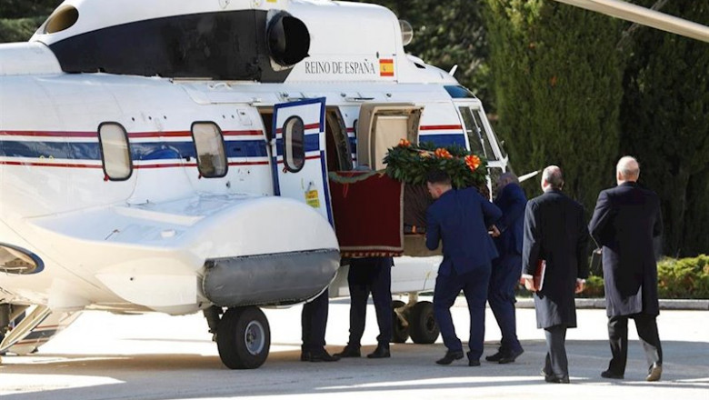 Operarios introducen en el helicóptero del Ejército del Aire el féretro con los restos mortales de Francisco Franco en el Valle de los Caídos, para su posterior traslado al cementerio de El Pardo-Mingorrubio para su reinhumacións, en Madrid, a 24 de octub | Pool ep operarios introducen en el helicoptero del ejercito del aire el feretro con los restos mortales