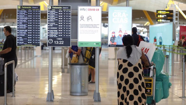 ep pasajeros cerca de paneles informativos en la terminal t4 de barajas