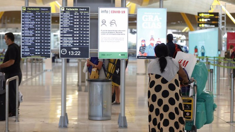 ep pasajeros cerca de paneles informativos en la terminal t4 de barajas