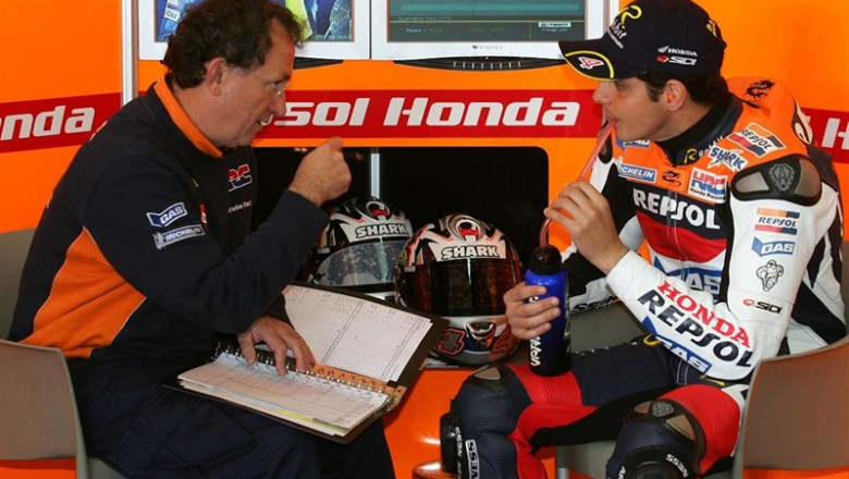 Ramón Forcada, con el piloto Alex Barros. | REPSOL HONDA - Archivo ep ramon forcada conpiloto alex barros