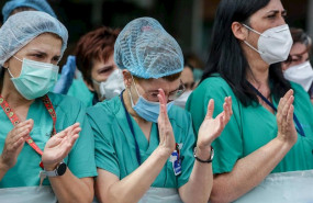 ep sanitarios del hospital severo ochoa de leganes aplauden durante el homenaje al enfermero de