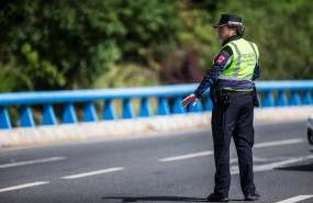 ep un agente de la policia municipal de madrid en un control policial
