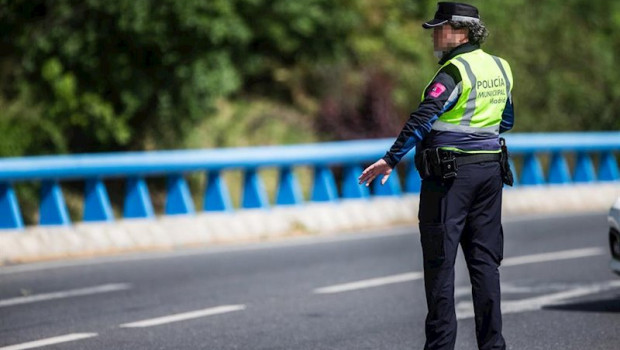 ep un agente de la policia municipal de madrid en un control policial