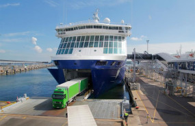 ep un camion transportado en un barco