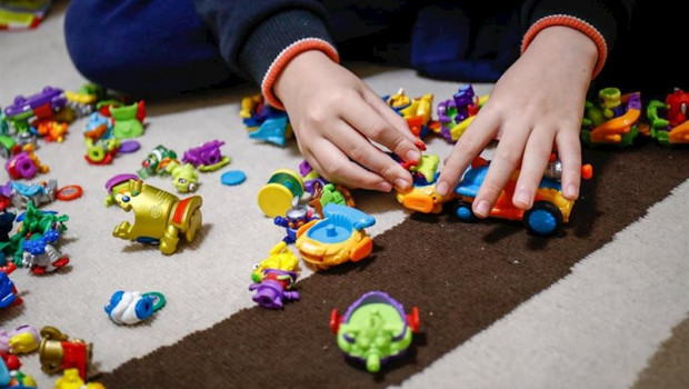 ep un nino juega en su casa durante el confinamiento por el coronavirus en madrid espana a 20 de