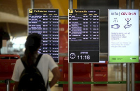 ep un pasajero observa un panel de facturacion en la terminal t1 del aeropuerto de madrid-barajas