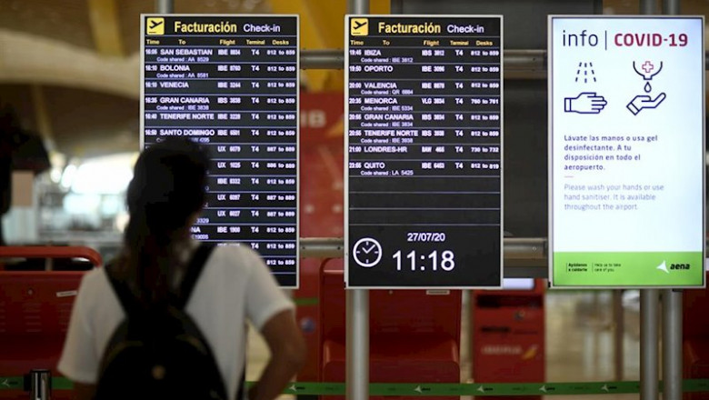 Un pasajero observa un panel de facturación en la terminal T1 del Aeropuerto de Madrid-Barajas Adolfo Suárez, en Madrid (España). | Óscar Cañas - Europa Press ep un pasajero observa un panel de facturacion en la terminal t1 del aeropuerto de madrid-barajas