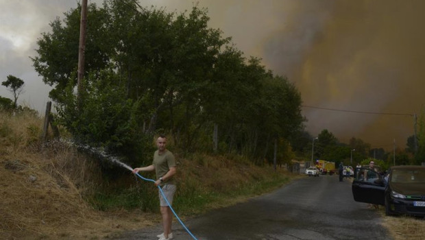 ep una persona colabora en la extincion del incendio a 12 de agosto de 2025 en seixalbo ourense ep una persona colabora en la extincion del incendio a 12 de agosto de 2025 en seixalbo ourense