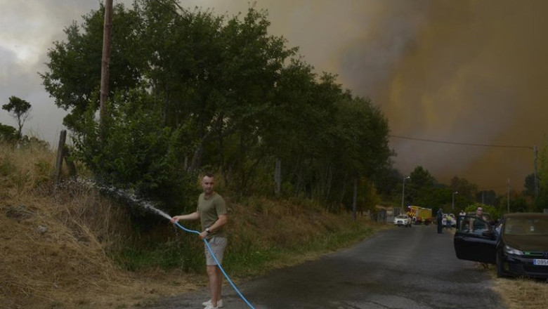 ep una persona colabora en la extincion del incendio a 12 de agosto de 2025 en seixalbo ourense