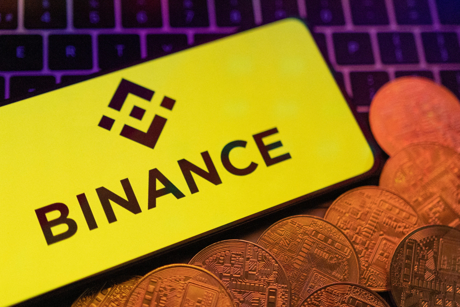 une illustration du logo binance et des crypto monnaies une illustration du logo binance et des crypto monnaies
