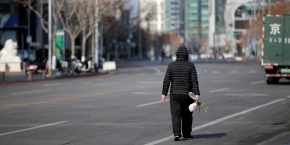 coronavirus-covid-19-un-homme-marche-dans-une-rue-de-beijing-en-chine coronavirus-covid-19-un-homme-marche-dans-une-rue-de-beijing-en-chine