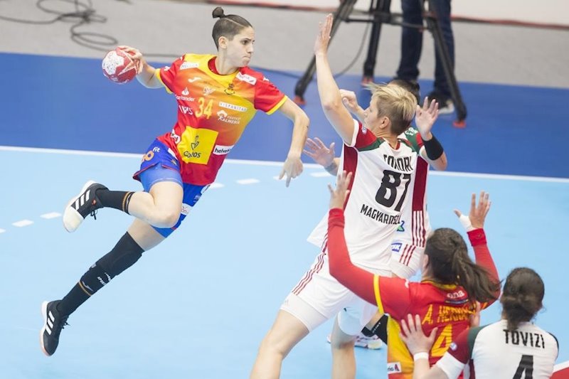 ep alicia fernandez intenta un lanzamiento en el espana-hungria del mundial de japon 2019