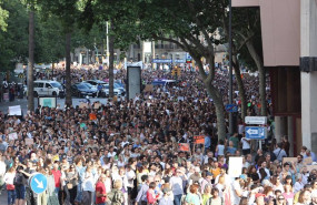 ep archivo   cientos de personas durante una manifestacion contra la masificacion turistica y por la