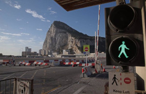 ep archivo   detalle de las senales de trafico que indican la llegada a la pista del aeropuerto