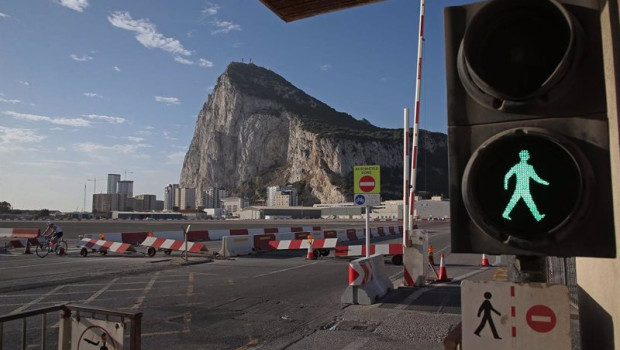 ep archivo   detalle de las senales de trafico que indican la llegada a la pista del aeropuerto