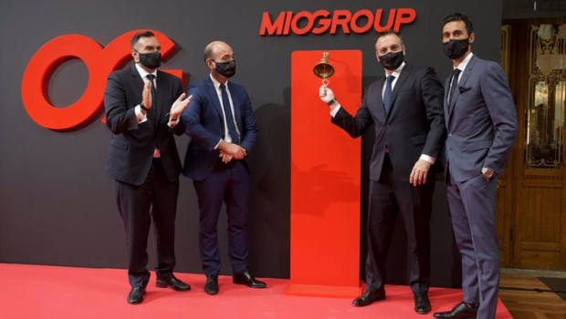 ep archivo   el presidente de miogroup yago arbeloa toca la campana rodeado de sus hermanos alvaro