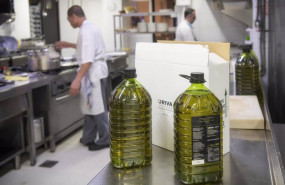 ep archivo   el sector orujero entrega aceite de orujo de oliva para ayudar a la hosteleria